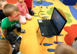 dzieci poznają budowę komputera
